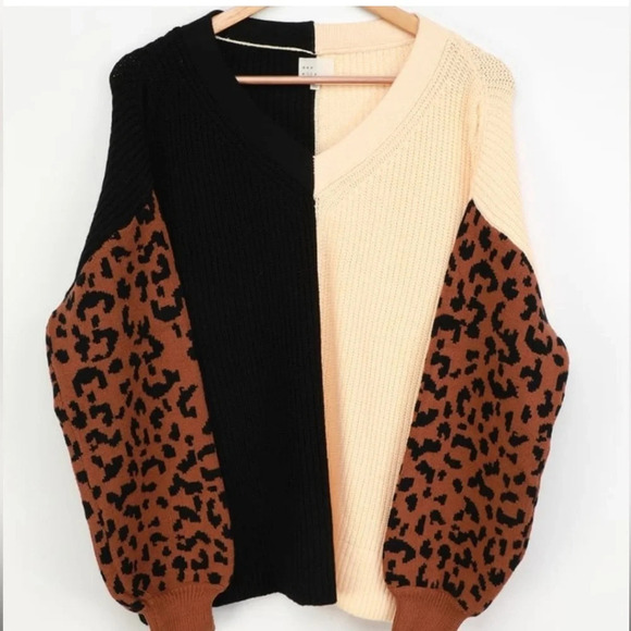 Dee elly Sweaters - Dee Elly Black Cream Leopard Cheetah Contrast
Sleeve Cozy Sweater Size Small